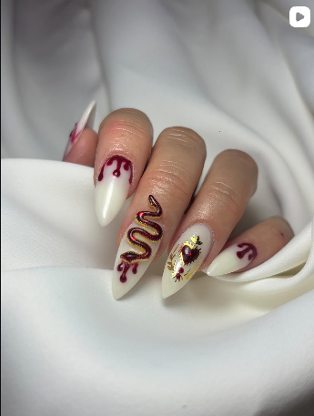 Uñas blancas con serpiente